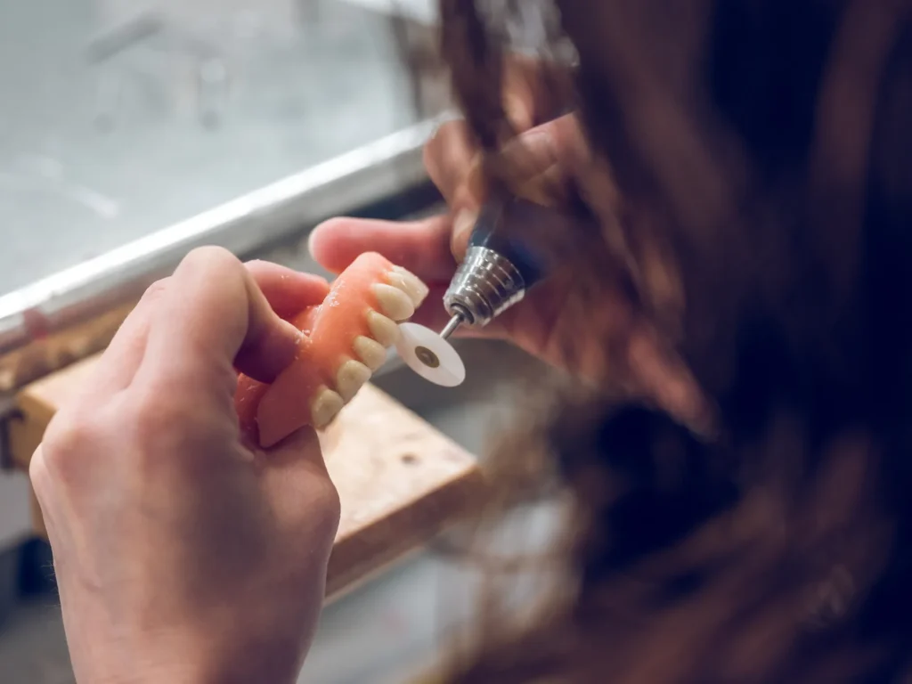 Gebitsprothese wordt nauwkeurig afgewerkt